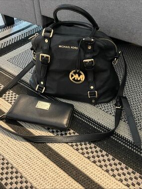 MICHAEL KORS 2 piece Black Pebbled Leather bag and wallet with Gold-Tone Detai